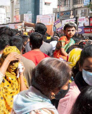 PUNE, MAHARASHTRA, INDIA - 24 HAZİRAN 2022: Pandharpur savaş alayı yolcuları Vitthala tapınağına doğru dans ederek dini şarkılar söyleyerek yürürken.