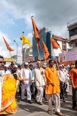 PUNE, MAHARASHTRA, INDIA - 24 HAZİRAN 2022: Pandharpur savaş alayı yolcuları Vitthala tapınağına doğru dans ederek dini şarkılar söyleyerek yürürken.