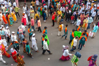 PUNE, MAHARASHTRA, INDIA - 24 HAZİRAN 2022: Pandharpur savaş alayı yolcuları Vitthala tapınağına doğru dans ederek dini şarkılar söyleyerek yürürken.