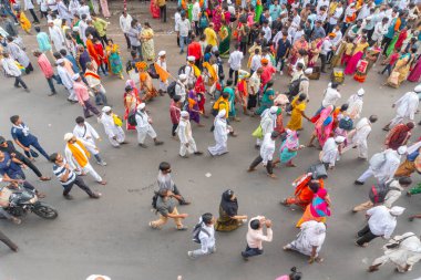 PUNE, MAHARASHTRA, INDIA - 24 HAZİRAN 2022: Pandharpur savaş alayı yolcuları Vitthala tapınağına doğru dans ederek dini şarkılar söyleyerek yürürken.
