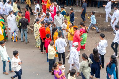 PUNE, MAHARASHTRA, INDIA - 24 HAZİRAN 2022: Pandharpur savaş alayı yolcuları Vitthala tapınağına doğru dans ederek dini şarkılar söyleyerek yürürken.