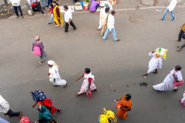 PUNE, MAHARASHTRA, INDIA - 24 HAZİRAN 2022: Pandharpur savaş alayı yolcuları Vitthala tapınağına doğru dans ederek dini şarkılar söyleyerek yürürken.