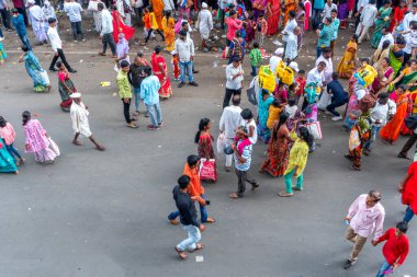PUNE, MAHARASHTRA, INDIA - 24 HAZİRAN 2022: Pandharpur savaş alayı yolcuları Vitthala tapınağına doğru dans ederek dini şarkılar söyleyerek yürürken.