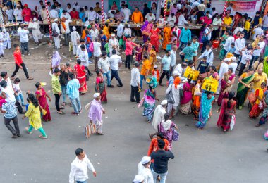PUNE, MAHARASHTRA, INDIA - 24 HAZİRAN 2022: Pandharpur savaş alayı yolcuları Vitthala tapınağına doğru dans ederek dini şarkılar söyleyerek yürürken.