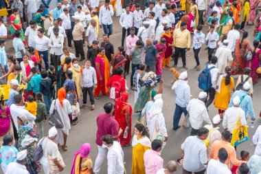 PUNE, MAHARASHTRA, INDIA - 24 HAZİRAN 2022: Pandharpur savaş alayı yolcuları Vitthala tapınağına doğru dans ederek dini şarkılar söyleyerek yürürken.