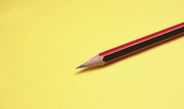 Parlak arkaplanda kalem, yakın plan