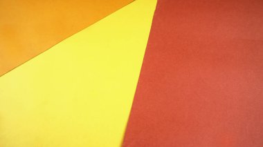 Renkli kağıt arkaplan. Birincil renk kavramı. Açı ve köşegen çizgiler. Üst görünüm düzlüğü kopyalama alanı ile yatıyordu.