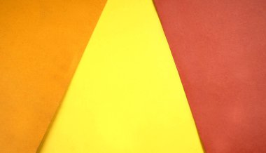 Renkli kağıt arkaplan. Birincil renk kavramı. Açı ve köşegen çizgiler. Üst görünüm düzlüğü kopyalama alanı ile yatıyordu.