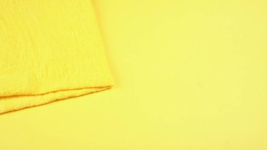 Sarı arka planda sarı havlu