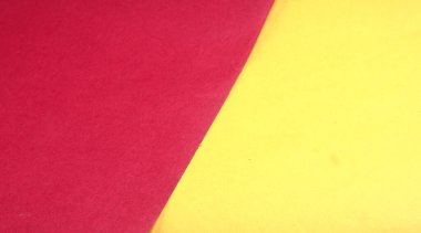 Renkli kağıt arkaplan. Birincil renk kavramı. Açı ve köşegen çizgiler. Üst görünüm düzlüğü kopyalama alanı ile yatıyordu.