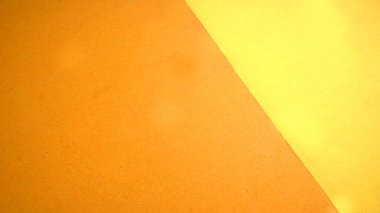 Renkli kağıt arkaplan. Birincil renk kavramı. Açı ve köşegen çizgiler. Üst görünüm düzlüğü kopyalama alanı ile yatıyordu.