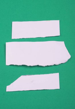 Beyaz çizgili, not defteri, yeşil arkaplana yapıştırılmış mesaj veya metin için not kağıdı.