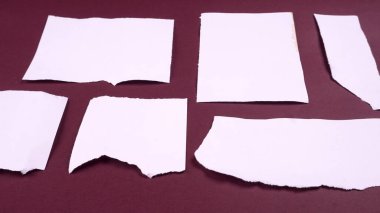 Beyaz çizgili, not defteri, mor arkaplana sıkışmış mesaj veya metin için not kağıdı.