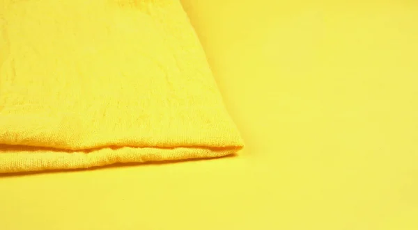 Toalha Amarela Fundo Amarelo — Fotografia de Stock