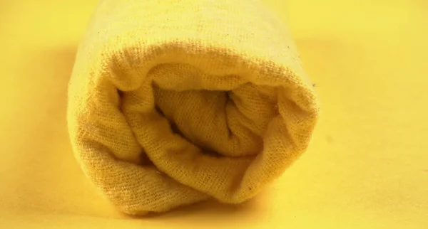 Żółty Ręcznik Żółtym Tle — Zdjęcie stockowe