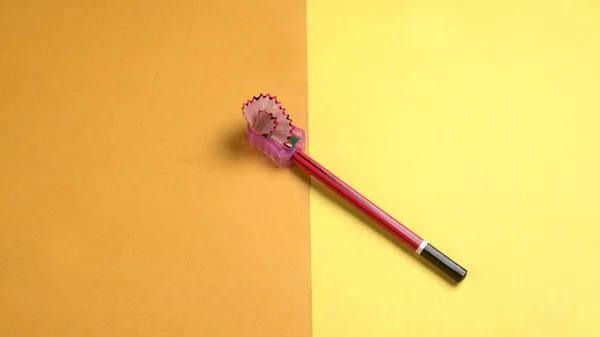 Parlak arkaplanda kalem, yakın plan