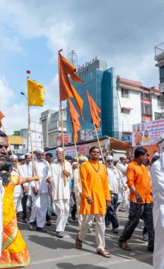 PUNE, MAHARASHTRA, INDIA - 24 HAZİRAN 2022: Pandharpur savaş alayı yolcuları Vitthala tapınağına doğru dans ederek dini şarkılar söyleyerek yürürken.