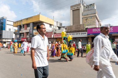 PUNE, MAHARASHTRA, INDIA - 24 HAZİRAN 2022: Pandharpur savaş alayı yolcuları Vitthala tapınağına doğru dans ederek dini şarkılar söyleyerek yürürken.