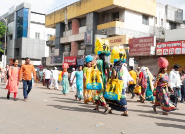 PUNE, MAHARASHTRA, INDIA - 24 HAZİRAN 2022: Pandharpur savaş alayı yolcuları Vitthala tapınağına doğru dans ederek dini şarkılar söyleyerek yürürken.