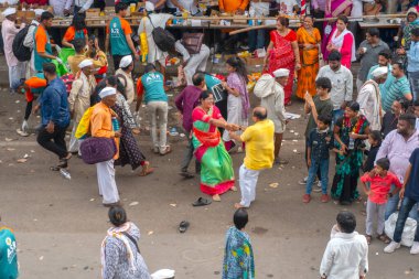 PUNE, MAHARASHTRA, INDIA - 24 HAZİRAN 2022: Pandharpur savaş alayı yolcuları Vitthala tapınağına doğru dans ederek dini şarkılar söyleyerek yürürken.