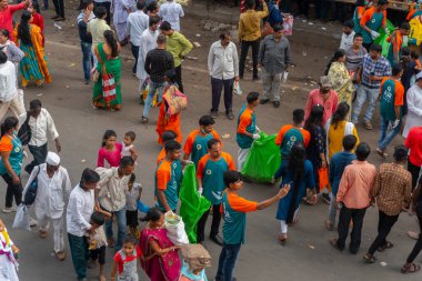 PUNE, MAHARASHTRA, INDIA - 24 HAZİRAN 2022: Pandharpur savaş alayı yolcuları Vitthala tapınağına doğru dans ederek dini şarkılar söyleyerek yürürken.