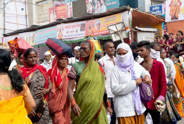 PUNE, MAHARASHTRA, INDIA - 24 HAZİRAN 2022: Pandharpur savaş alayı yolcuları Vitthala tapınağına doğru dans ederek dini şarkılar söyleyerek yürürken.