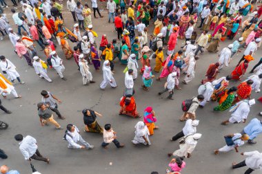 PUNE, MAHARASHTRA, INDIA - 24 HAZİRAN 2022: Pandharpur savaş alayı yolcuları Vitthala tapınağına doğru dans ederek dini şarkılar söyleyerek yürürken.