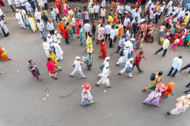 PUNE, MAHARASHTRA, INDIA - 24 HAZİRAN 2022: Pandharpur savaş alayı yolcuları Vitthala tapınağına doğru dans ederek dini şarkılar söyleyerek yürürken.