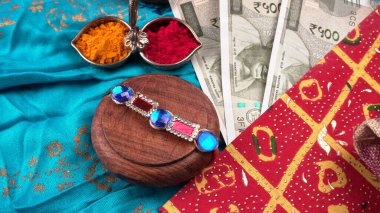 Geleneksel Hint Bilekliği Rakhi 'yi, Kardeş Bağlar Kardeşler Bileğinde Raksha Bandhan' ı