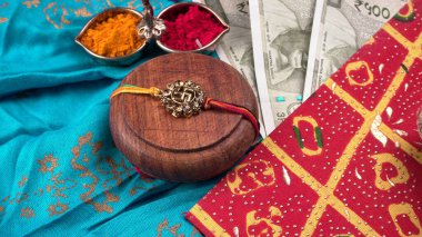 Geleneksel Hint Bilekliği Rakhi 'yi, Kardeş Bağlar Kardeşler Bileğinde Raksha Bandhan' ı