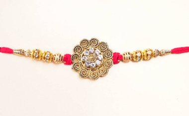 Geleneksel Hint Bilekliği Rakhi 'yi, Kardeş Bağlar Kardeşler Bileğinde Raksha Bandhan' ı