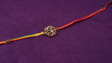 Geleneksel Hint Bilekliği Rakhi 'yi, Kardeş Bağlar Kardeşler Bileğinde Raksha Bandhan' ı