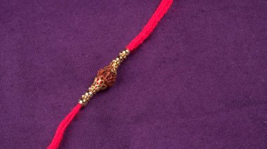 Geleneksel Hint Bilekliği Rakhi 'yi, Kardeş Bağlar Kardeşler Bileğinde Raksha Bandhan' ı