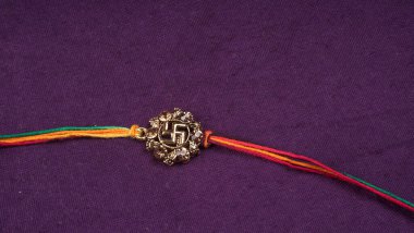 Geleneksel Hint Bilekliği Rakhi 'yi, Kardeş Bağlar Kardeşler Bileğinde Raksha Bandhan' ı
