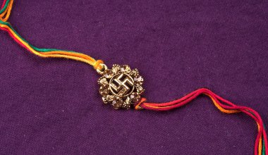 Geleneksel Hint Bilekliği Rakhi 'yi, Kardeş Bağlar Kardeşler Bileğinde Raksha Bandhan' ı