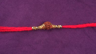 Geleneksel Hint Bilekliği Rakhi 'yi, Kardeş Bağlar Kardeşler Bileğinde Raksha Bandhan' ı
