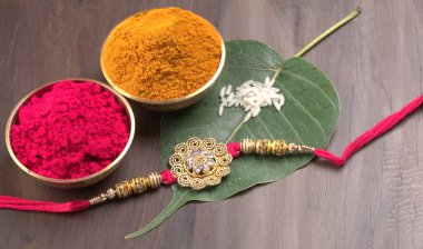 Geleneksel Hint Bilekliği Rakhi 'yi, Kardeş Bağlar Kardeşler Bileğinde Raksha Bandhan' ı