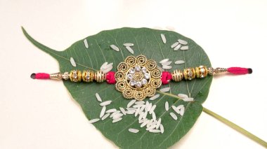 Geleneksel Hint Bilekliği Rakhi 'yi, Kardeş Bağlar Kardeşler Bileğinde Raksha Bandhan' ı