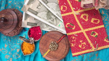 Geleneksel Hint Bilekliği Rakhi 'yi, Kardeş Bağlar Kardeşler Bileğinde Raksha Bandhan' ı