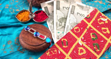 Geleneksel Hint Bilekliği Rakhi 'yi, Kardeş Bağlar Kardeşler Bileğinde Raksha Bandhan' ı