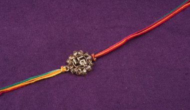 Geleneksel Hint Bilekliği Rakhi 'yi, Kardeş Bağlar Kardeşler Bileğinde Raksha Bandhan' ı