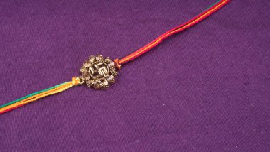 Geleneksel Hint Bilekliği Rakhi 'yi, Kardeş Bağlar Kardeşler Bileğinde Raksha Bandhan' ı