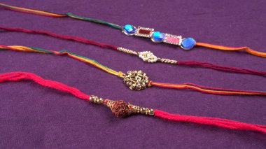 Geleneksel Hint Bilekliği Rakhi 'yi, Kardeş Bağlar Kardeşler Bileğinde Raksha Bandhan' ı