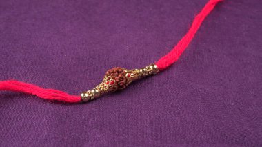 Geleneksel Hint Bilekliği Rakhi 'yi, Kardeş Bağlar Kardeşler Bileğinde Raksha Bandhan' ı