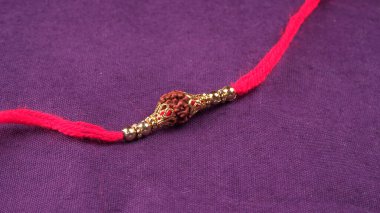 Geleneksel Hint Bilekliği Rakhi 'yi, Kardeş Bağlar Kardeşler Bileğinde Raksha Bandhan' ı