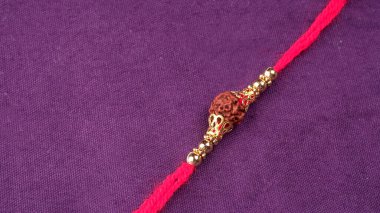 Geleneksel Hint Bilekliği Rakhi 'yi, Kardeş Bağlar Kardeşler Bileğinde Raksha Bandhan' ı