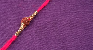 Geleneksel Hint Bilekliği Rakhi 'yi, Kardeş Bağlar Kardeşler Bileğinde Raksha Bandhan' ı