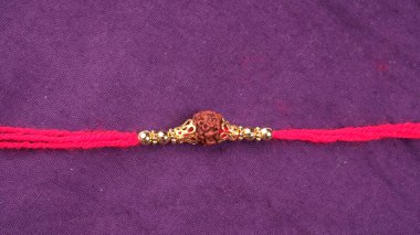 Geleneksel Hint Bilekliği Rakhi 'yi, Kardeş Bağlar Kardeşler Bileğinde Raksha Bandhan' ı