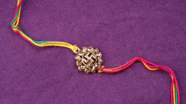 Geleneksel Hint Bilekliği Rakhi 'yi, Kardeş Bağlar Kardeşler Bileğinde Raksha Bandhan' ı