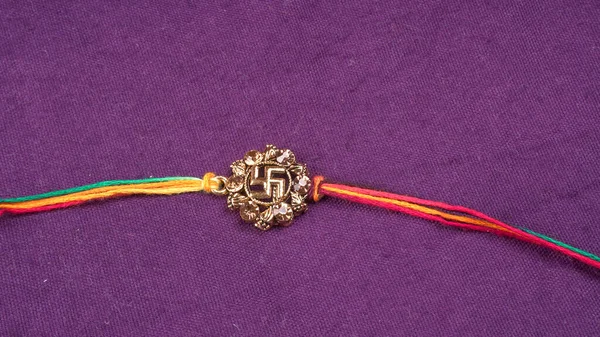Geleneksel Hint Bilekliği Rakhi 'yi, Kardeş Bağlar Kardeşler Bileğinde Raksha Bandhan' ı